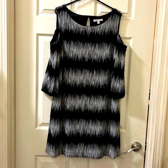 Sandra Darren Dresses & Skirts - Sandra Darren design mini dress.
